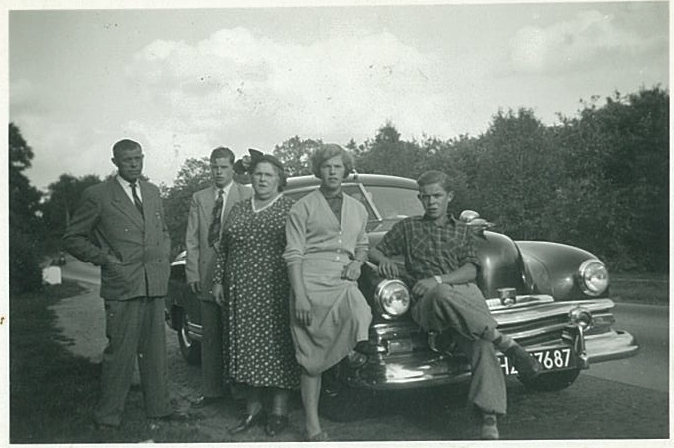 Met Kaiser-Frazer naar Limburg.jpg